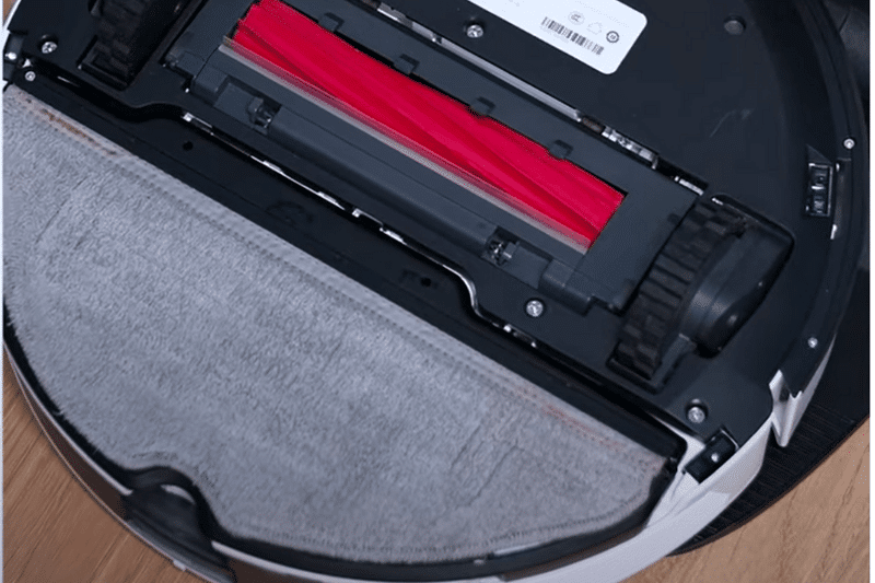 Man sieht den Roborock G10 von unten mit seiner Wischplatte.